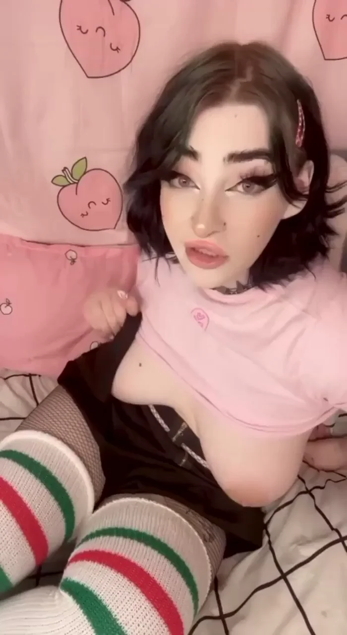 Did this big titty goth girl make you stop scrolling? 🤤—