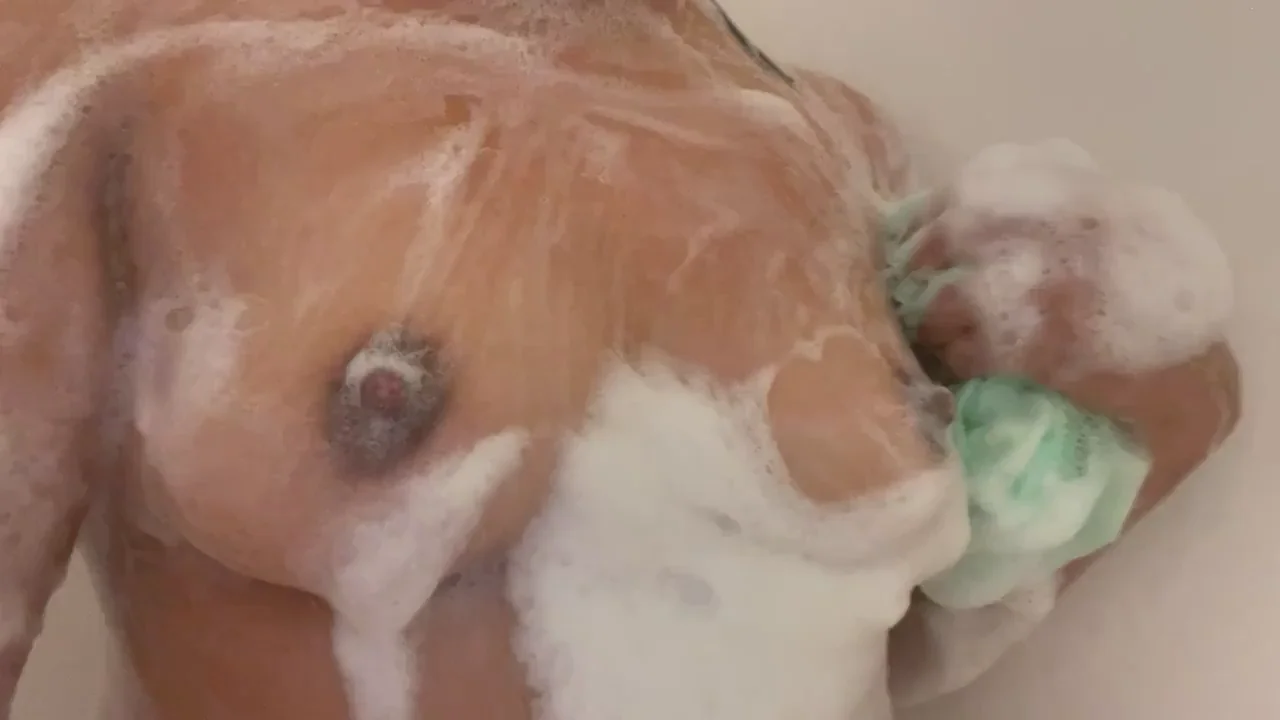 Slutwife Latina MILF Lathers Up Her Juicy Tits in Steamy Shower Show 💦🍒