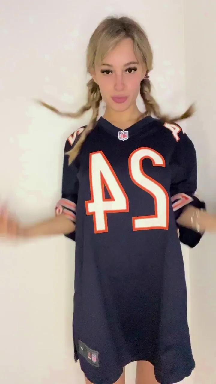 Would you date a skinny Latina white girl like me?