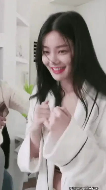 Lee Yoo Bi's Steamy Bathrobe Tease 😍💦