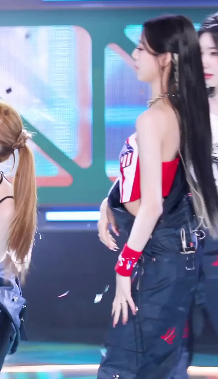 🔥 ITZY Yuna's Slutty Stage Tease 💦 Kpop Fap Fuel