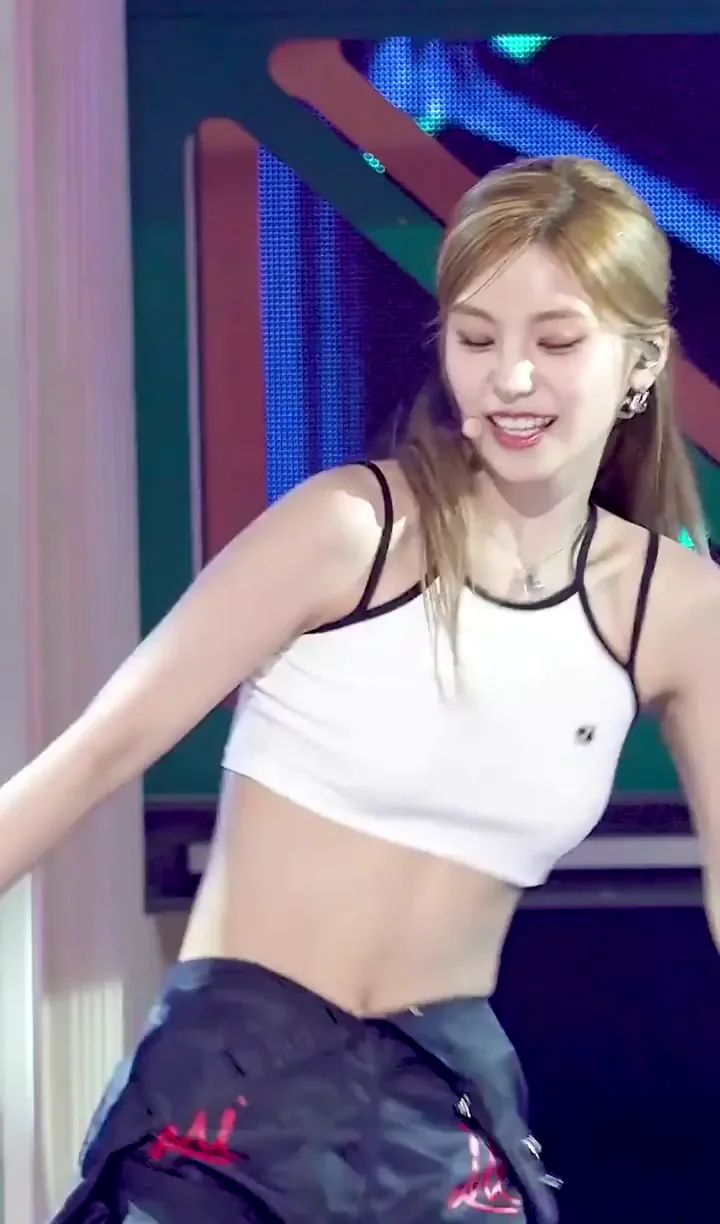 🔥 ITZY Yeji's Sexy Dance Tease in Tight Crop Top & Skirt 😈💦