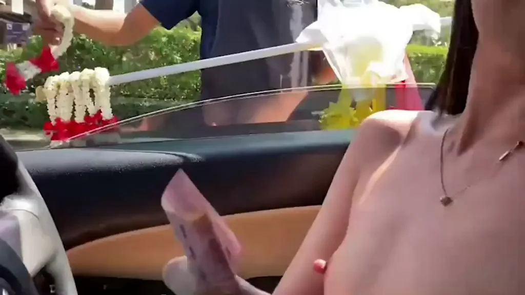 🔥 Flashing My Juicy Tits to Flower Vendor in Public 😈
