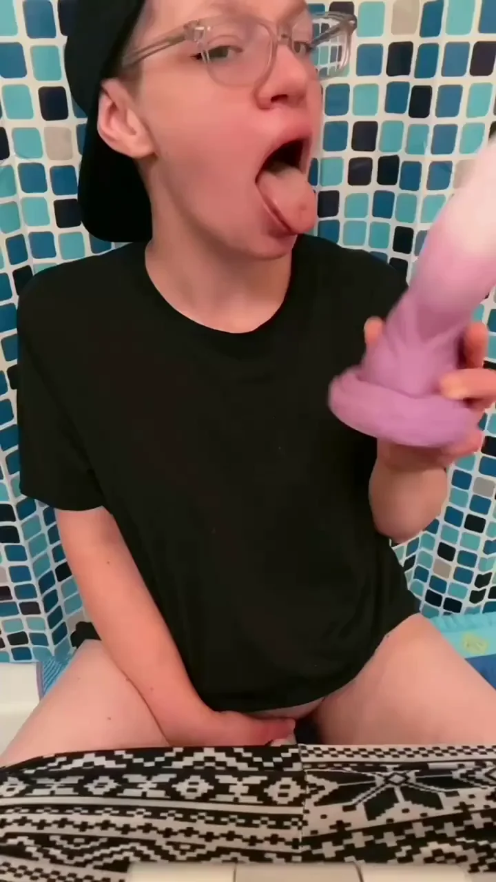Tomboy MILF Slurps Nox Dildo Deep Til She Squirts 💦🍆😈