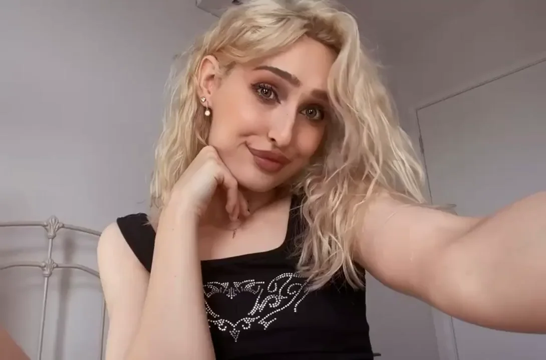 Would you fuck or suck me off if i was your room mate? ðŸ’•