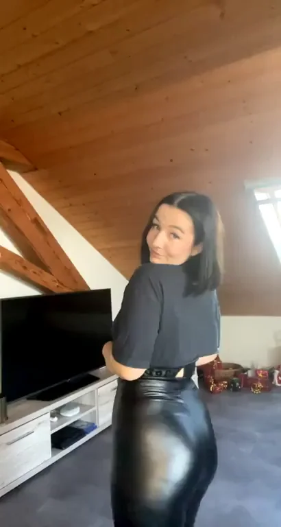 Wake Up to This Slutty Girlfriend's Juicy Ass Tease 😈🍑