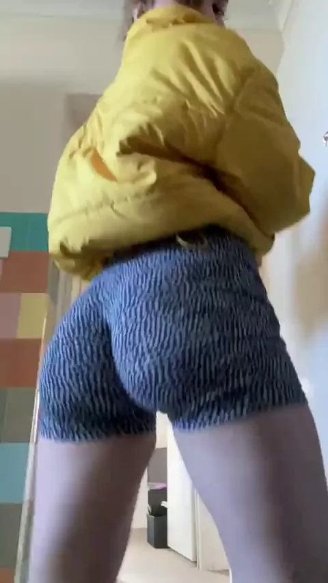Hypno-Twerk Trance: Bubble Butt Bombshell Shakes You Stupid