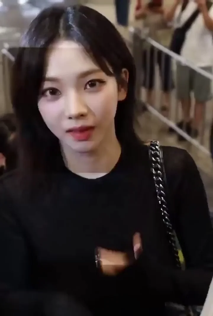 🔥 Aespa Karina's Slutty Airport Tease & Heart Flash 😍💦