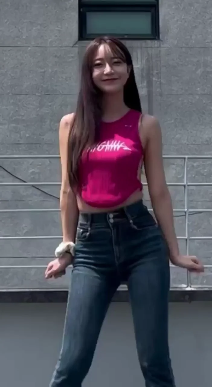 🌿 Outdoor Sohee Tease in Tight Pink Crop & Jeans 💦