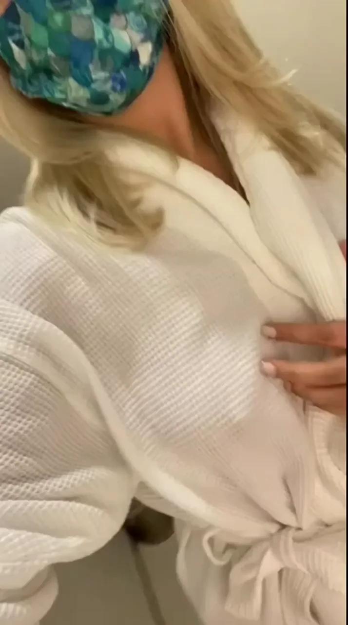 Blue Veiny Tits Tease: Icy Heart Hottie Flashes Massive Jugs 😈💙🍈🍈