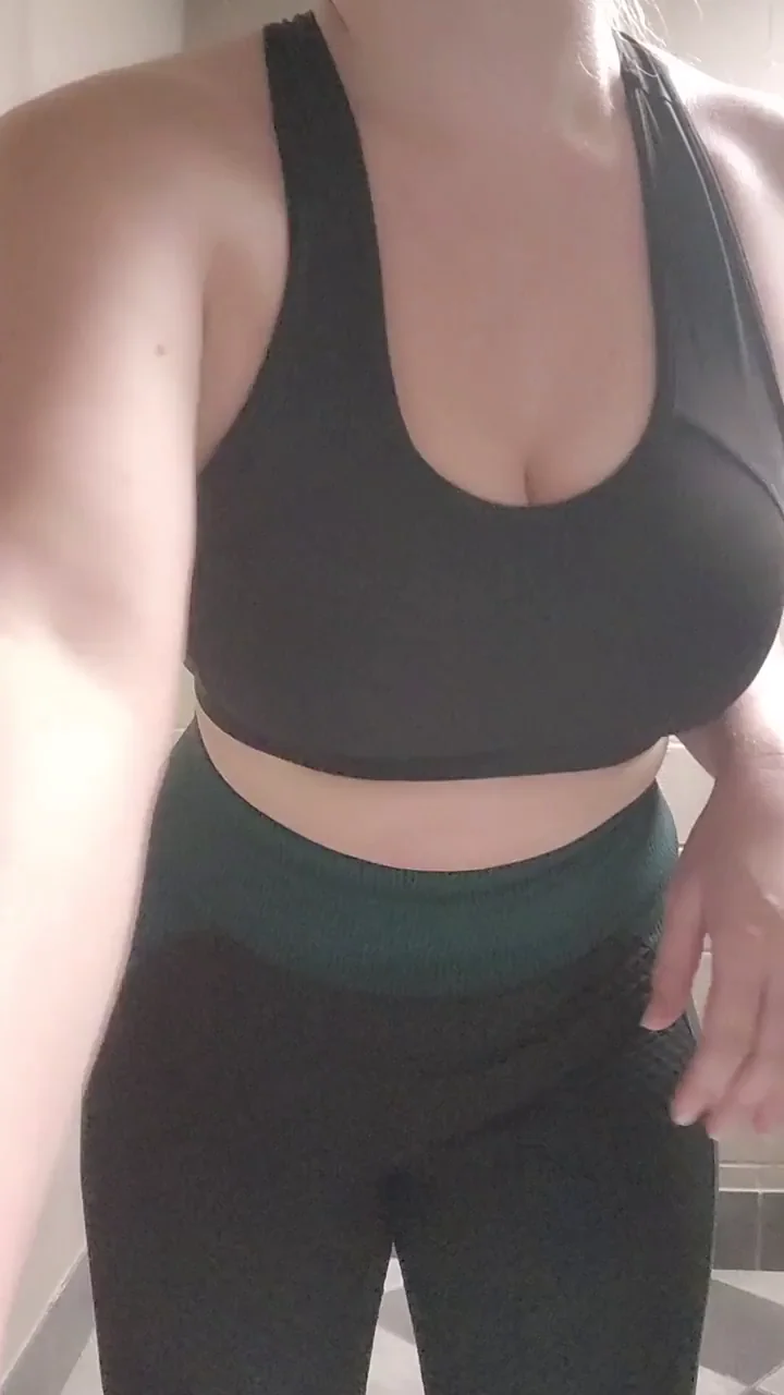 It was so hot in the gym I had to pull my titties out 🥵 dropppp