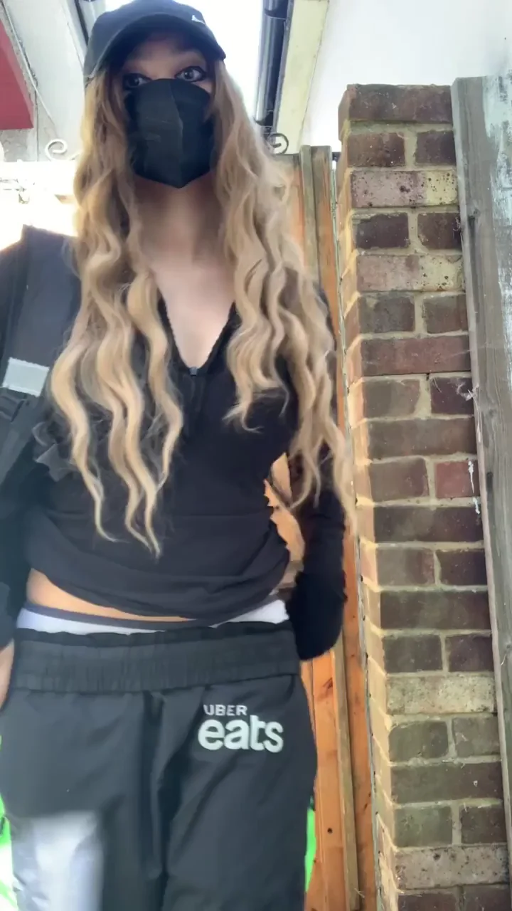 Petite 19yo Delivery Slut Begs: Say Hi If You'd Fuck Her! 😈🍑