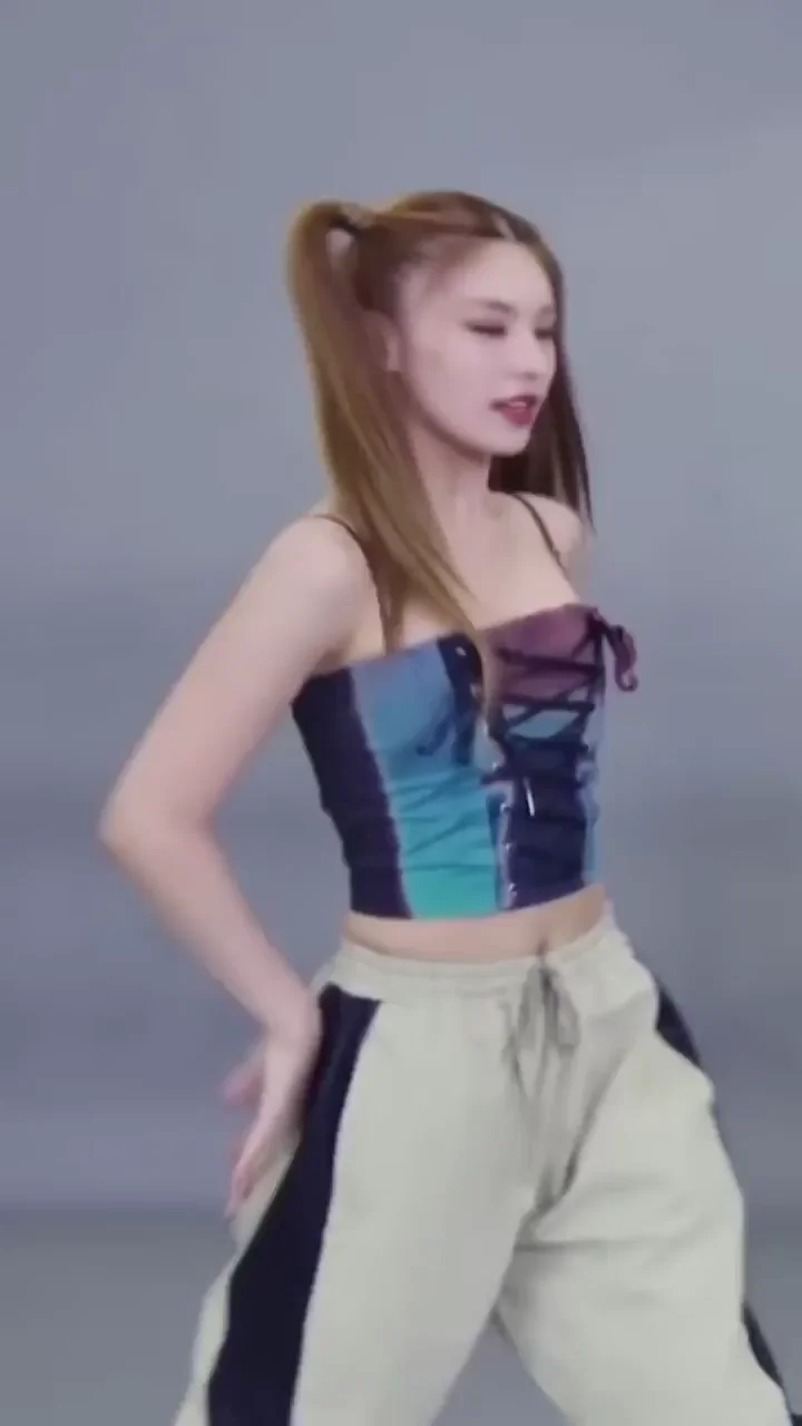 🔥 ITZY Yeji's Slutty Dance Tease in Tight Crop Top & Baggy Pants 💦