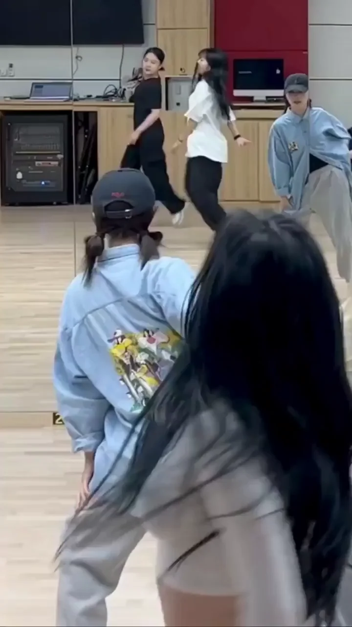 🔥 ITZY Chaeryeong Dance Tease in Tight Pants 💦