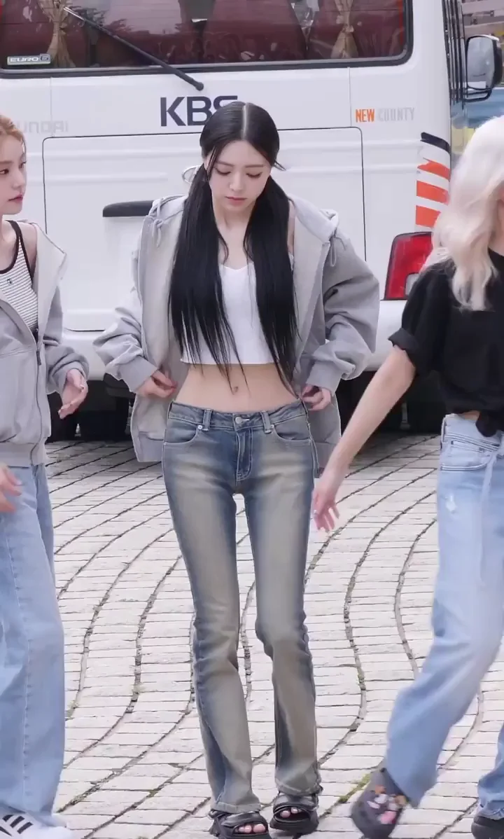 🔥 ITZY Yuna's Slutty Crop Top Tease & Tight Jeans Fap 😈💦