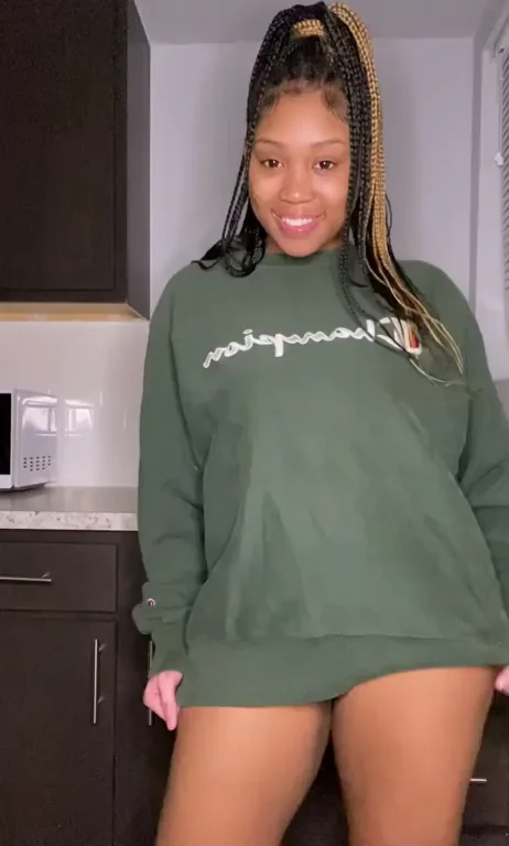 Thick Ebony Babe's Ass Tease: Have a Great Day! 🍑😘