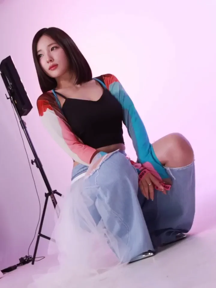 Sohee from ALICE Teases in Ripped Jeans and Sexy Top
