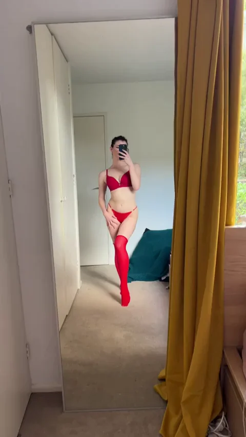 Just me in some sky high red thigh highs 😁‰