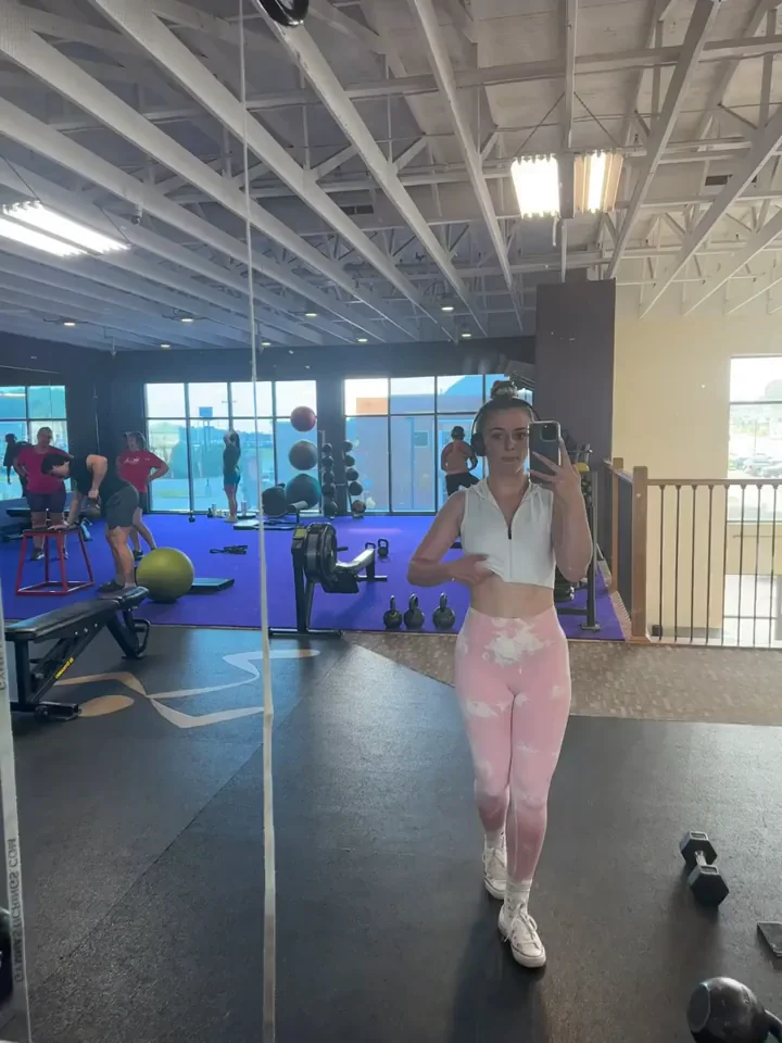 Gym Slut Flashing Her Tiny Tits 😈💦