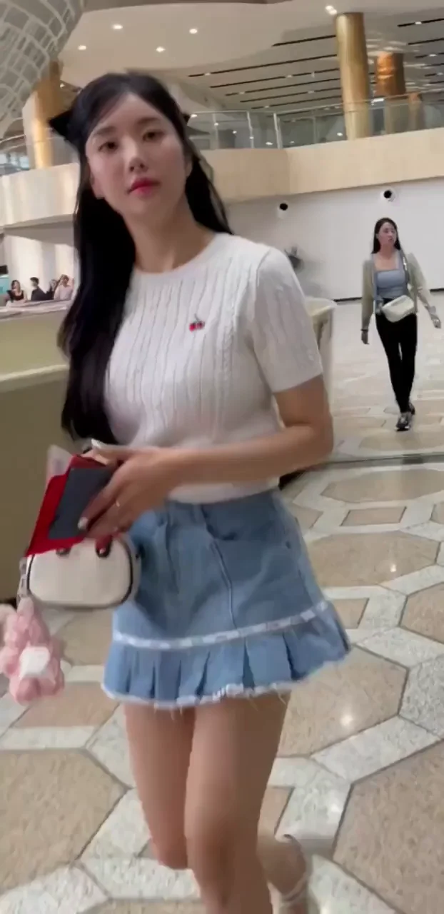 Kwon Eunbi's Sexy Mall Tease 🍑💋
