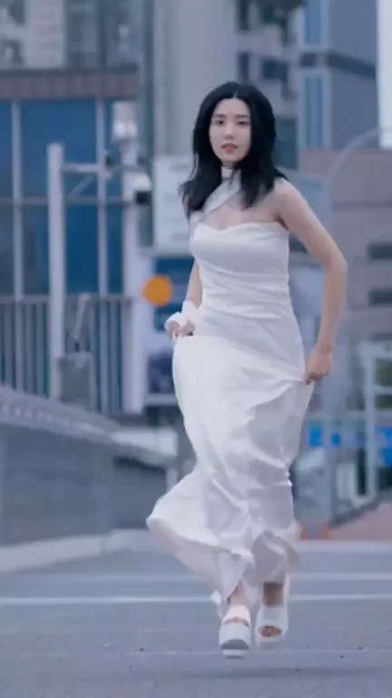 Kwon Eunbi's Sexy Strut & Dance Tease 🔥💃