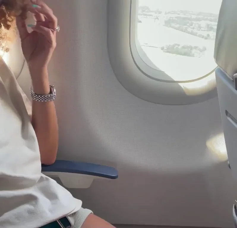 Landing is the most dangerous moment for an airplane, what about a show to relax the passengers? [F]
