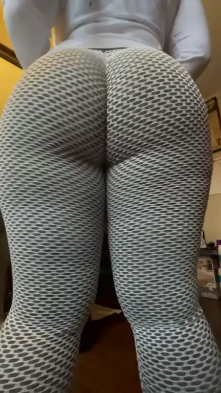 Using my phat ass to hypnotize my colleague into fucking me at work [OC]