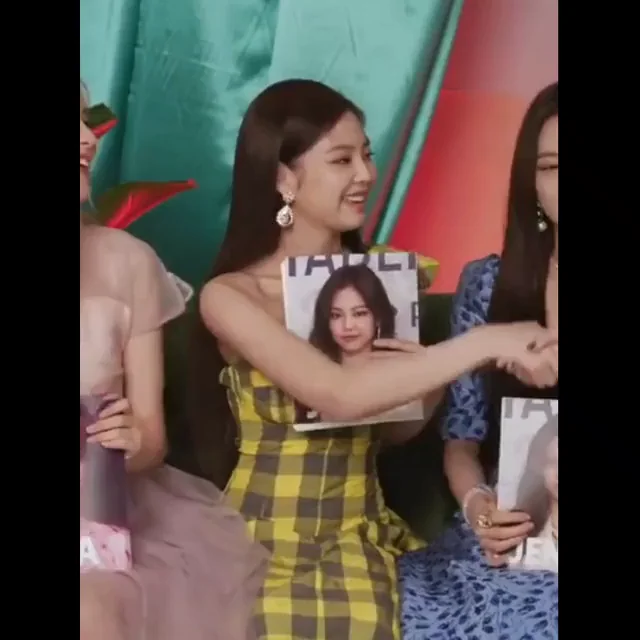 Blackpink - Jennie fixing her dress