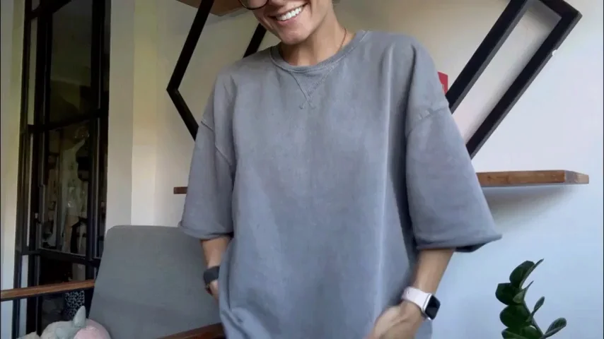 Cute Fit Babe 😍 Hides Toned Abs Under Baggy Tee & Teases Tits Out 🔥💦