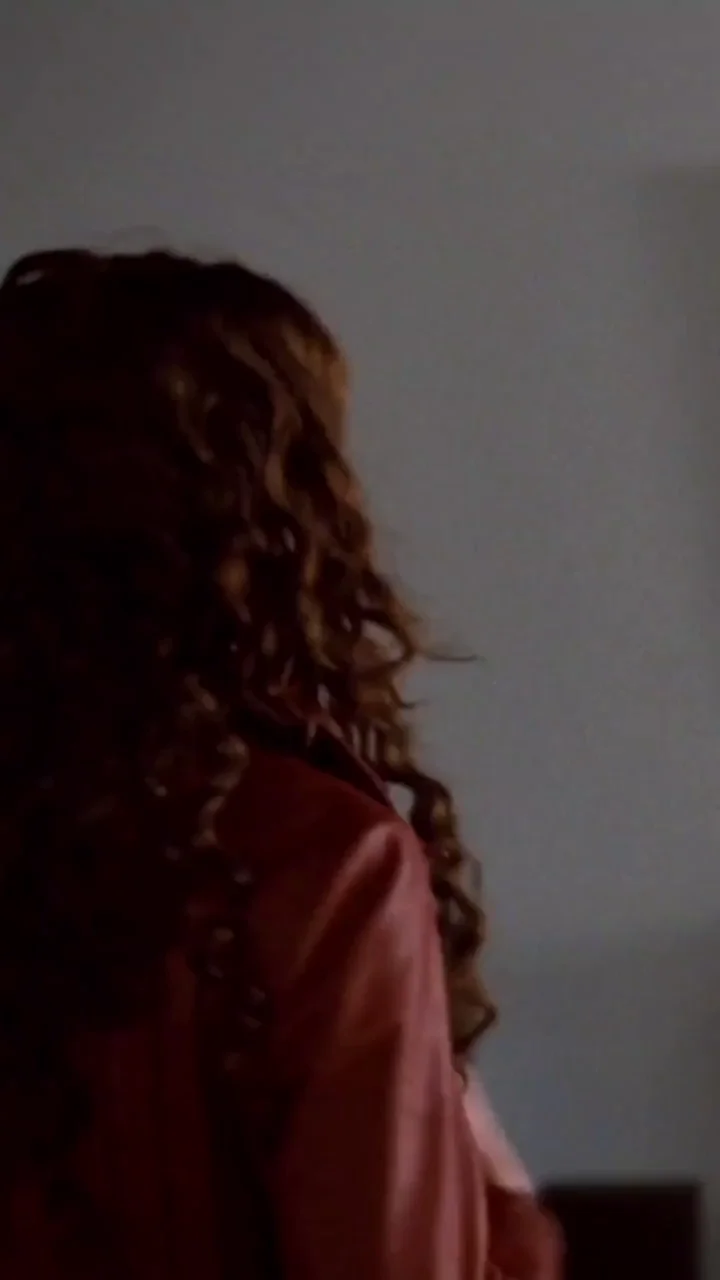 Anne Hathaway loop in Love and Other Drugs (2010)