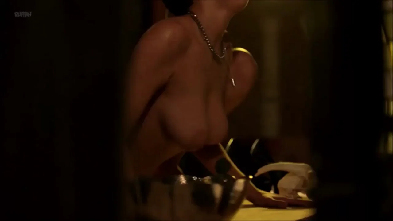 Michelle Badillo & Mishel Prada Nude Tease in Vida S01E03 🔥🍑