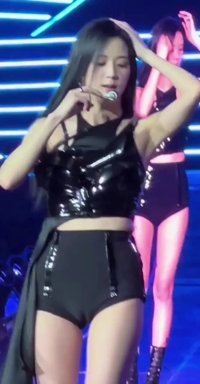 🔥 Jisoo Blackpink Shiny Ass Tease on Stage 💦
