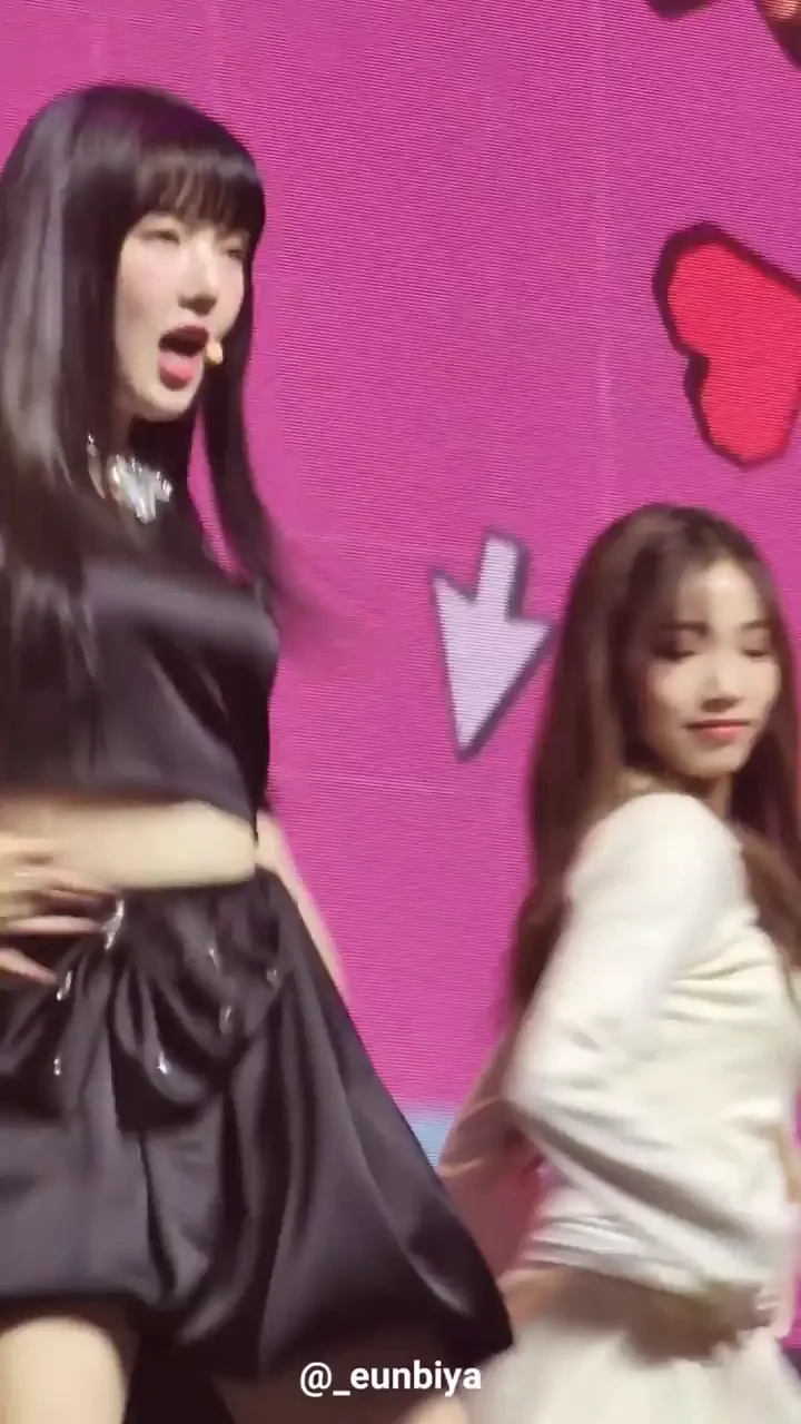 Yerin from Ex-Gfriend Teases in Shiny Black Dress 💦🔥