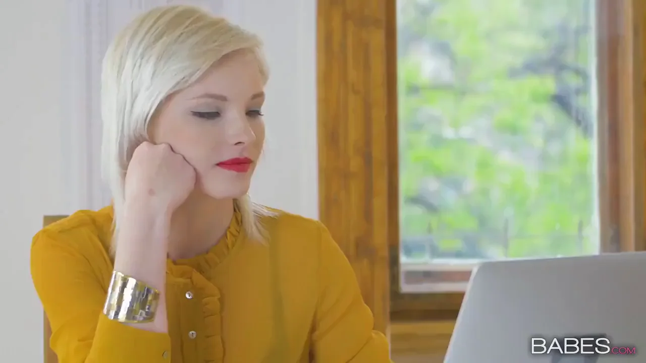 Blonde Bombshell Jenny's Laptop Fuck-Up Turns into Pussy-Pounding Fix