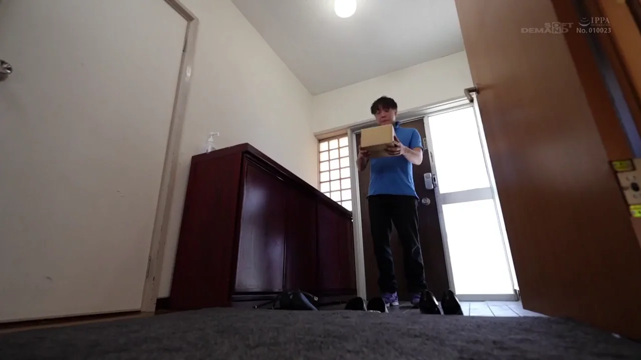 [/r/MenintroubleJAV] Delivery man delivers to the wrong address and gets punished
