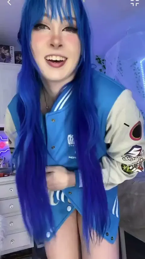 Smash or pass a girl with smol booba??