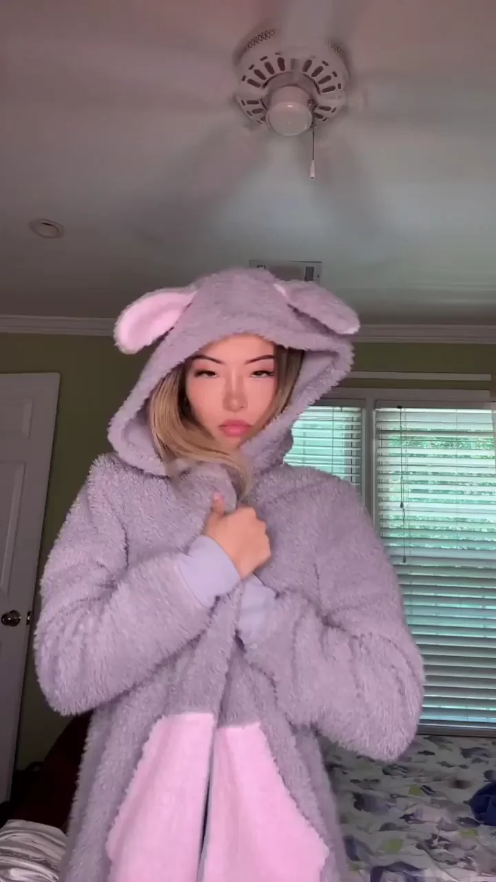 18 year old asian in her gamersuit, smash or pass