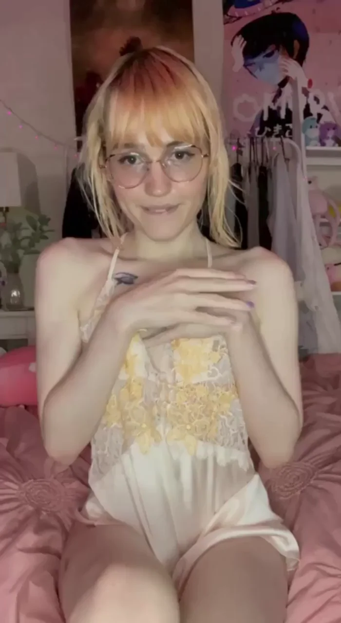 Any straight guys want my nudes? 🥺