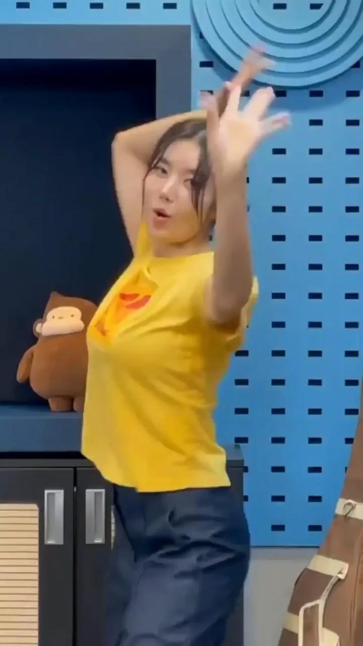 🔥 Kwon Eunbi's Tight Yellow Tee Dance Tease 💦