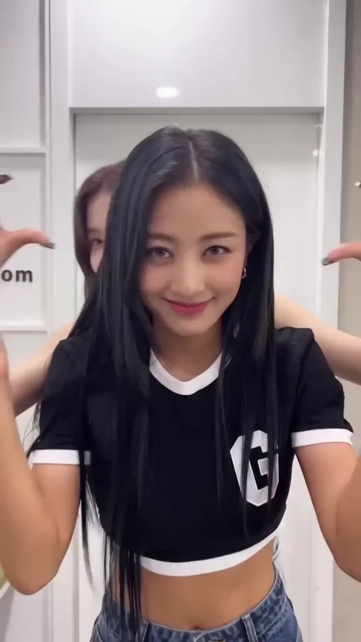 TWICE - JIHYO & SANA