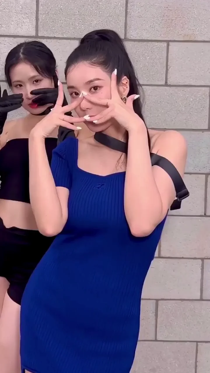 🔥 Kwon Eunbi & Kim Haena Sexy Dance Tease 💃🍑