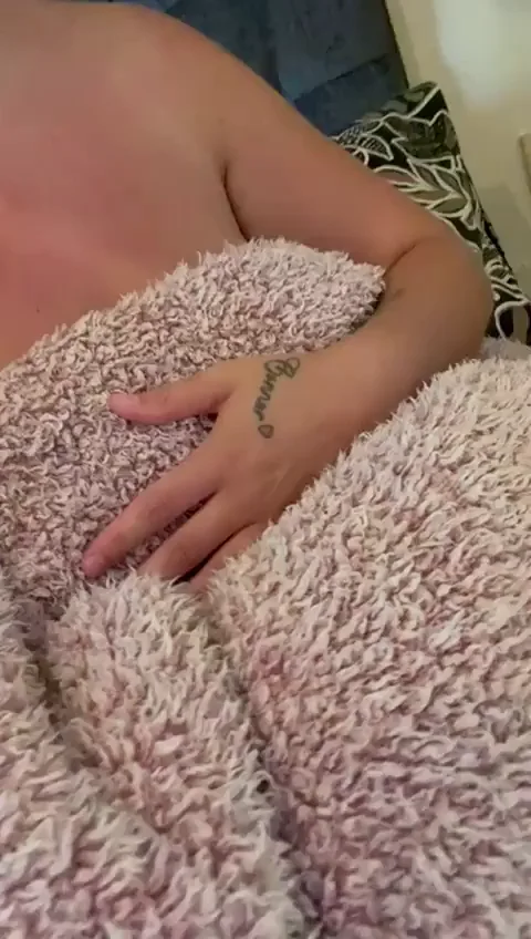 I just a momma who loves to shows her boobs