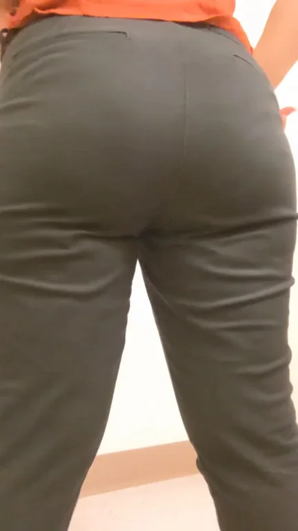 Meet me in the bathroom (f)or a quickie ?
