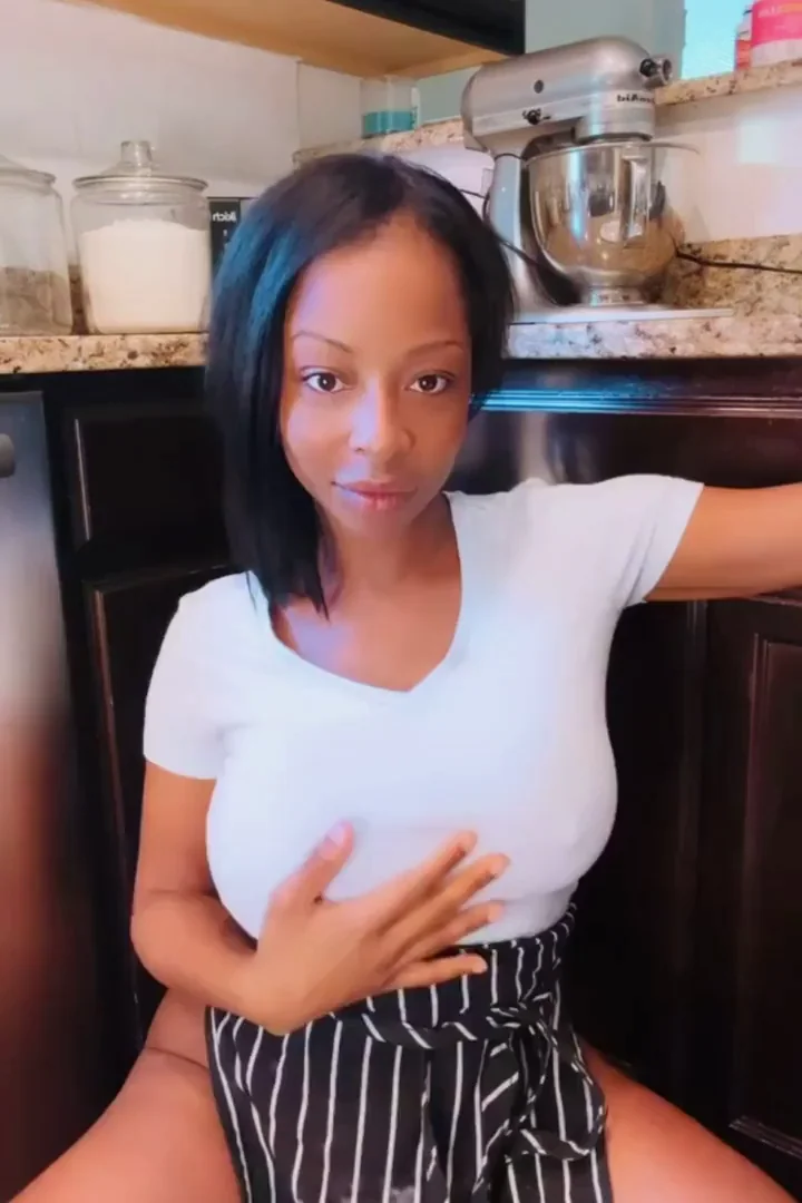 If you saw me in the kitchen like this... would you stop to eat me? ❤👆… Let me know (OC)