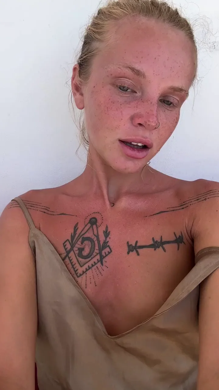 No makeup, no silicone, just me and my tiny 19 year old body 😁…