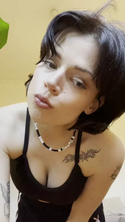 First time titty dropping so be nice ? also can I just say - never fully appreciated the sexual tension of a titty drop till I found this subreddit so thank you ???