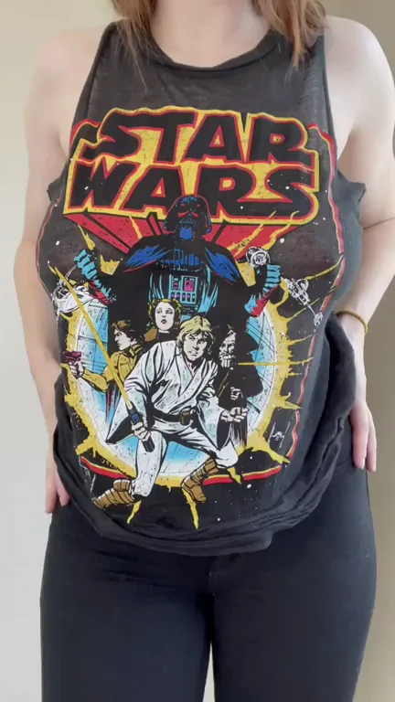 Dropping out of my Star Wars shirt ?