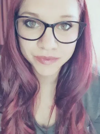 Curvy Pink-Haired Babe Teases Her Juicy Tummy Reveal