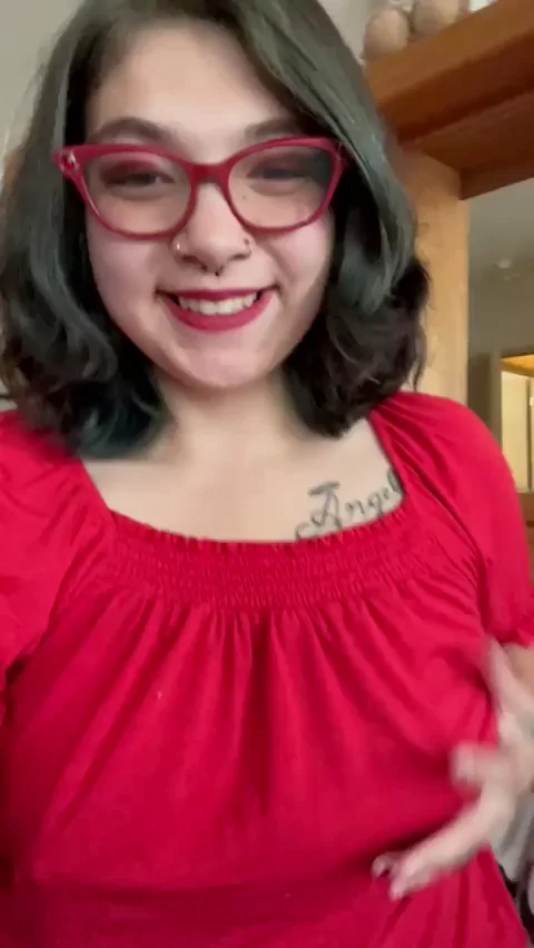 [gif] my mommy boobs are grown from food and kids