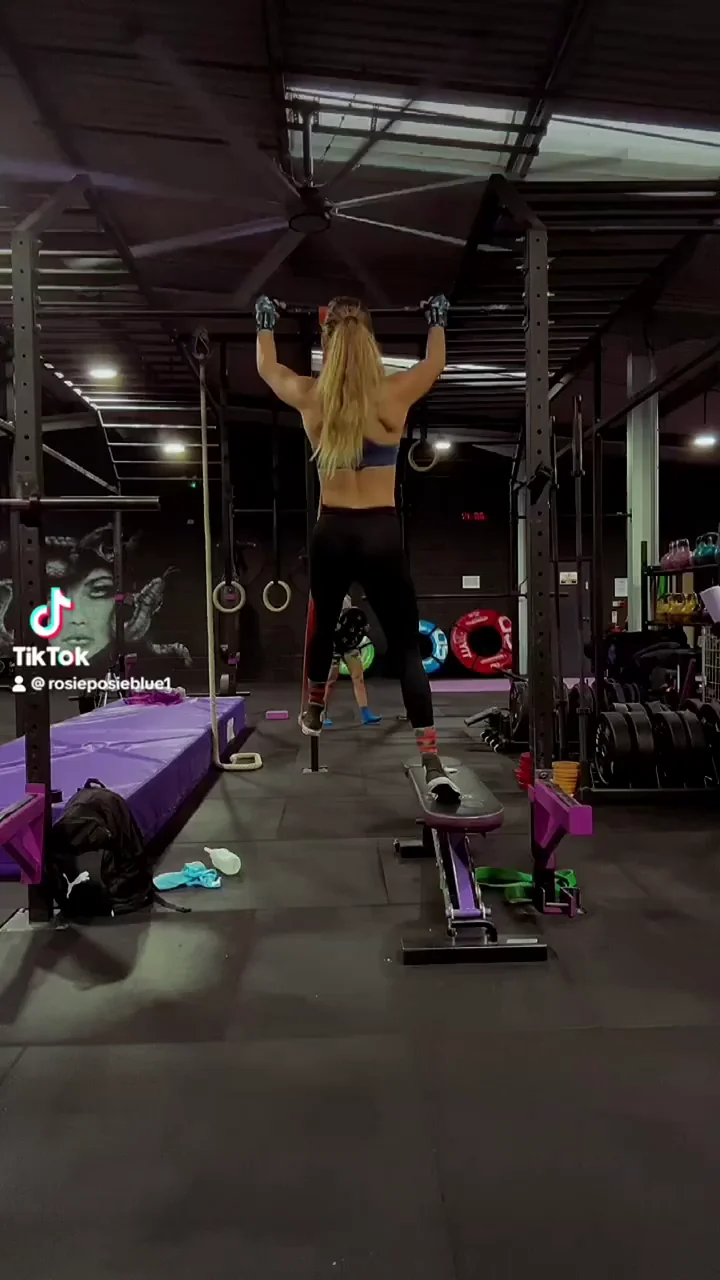 💪 Crave Strong Fit MILF? Gym Workout Tease with Me! 🏋️‍♀️🔥